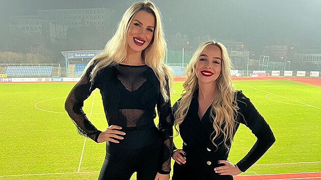 Z�pas t�et� fotbalov� ligy �st� nad Labem - Jablonec B. Moder�torky �steck�ho klubu T��a Bystro�ov� (vlevo) a Andrea �itn�.