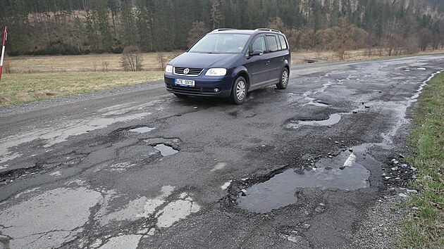 Takto rozbit je po leton zim silnice z Holovic na Karlovice na Bruntlsku.