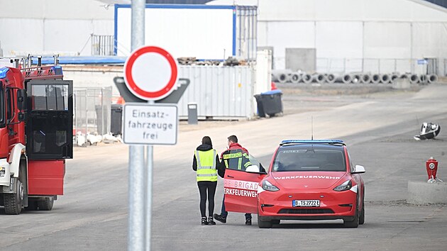 Tov�rna americk�ho v�robce elektromobil� Tesla nedaleko Berl�na zastavila kv�li v�padku proudu v�robu. (5. b�ezna 2024)