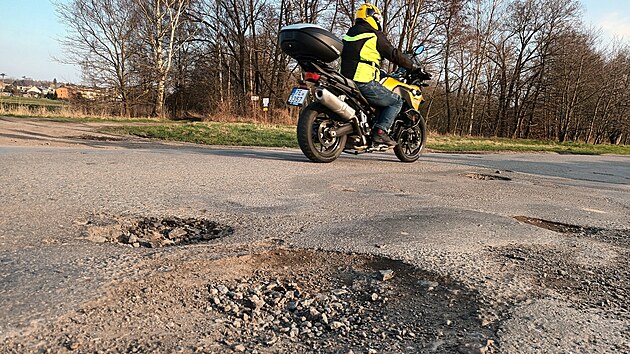 Silnici tet tdy z ern u Bohdane na Lzn Bohdane ek letos oprava.