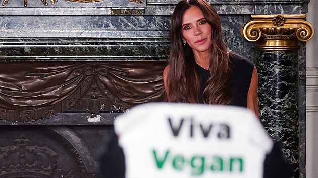 Aktivistky z organizace PETA protestovaly na paskm fashion weeku proti pouvn prav ke v md. Na fotce s nvrhkou Victori Beckhamovou (1. bezna 2024)
