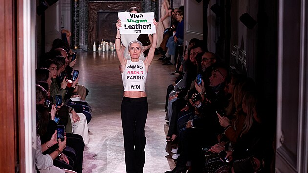 Aktivistky z organizace PETA protestovaly na paskm fashion weeku proti pouvn prav ke v md. (1. bezna 2024)