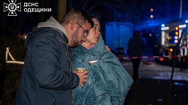 Na ukrajinskou Odsu v noci na sobotu zatoily drony, v dsledku eho se ztila st nkolikapodlanho bytovho domu. Nejmn dva lid pili o ivot a nkolik dalch je zranno. (2. bezna 2024)