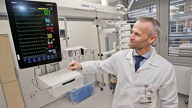 Oteven modernizovan metabolick JIP ve Fakultn nemocnici Plze na Lochotn. Na snmku pednosta I. intern kliniky Martin Matjovic. (29. nora 2024)