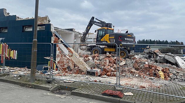 Na rozvadovsk odpovce na dlnici D5 zaala demolice jedn z bvalch celnch budov.  Postupn demolice vybranch budov poskytne potebn prostor pro plnovan rozen odpovky. (7. bezna 2024)