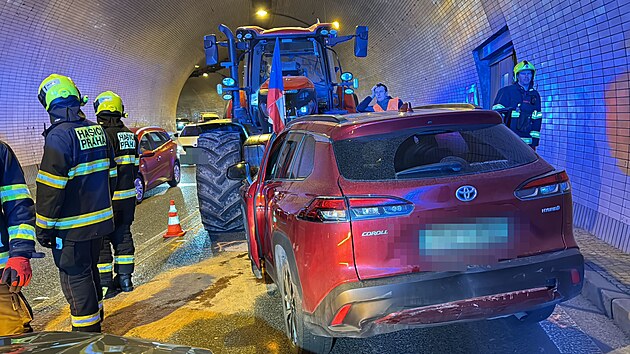 Nehoda traktoru a osobnho vozu v Letenskm tunelu (7. bezna 2024)
