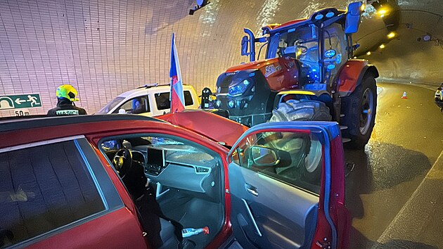 Nehoda traktoru a osobnho vozu v Letenskm tunelu (7. bezna 2024)