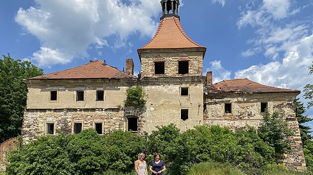 Starostka Jana Syslov (vpravo) a mstostarostka Jana apkov stoj ped ruinou zmku, kterou obec koupila za jednu korunu. 