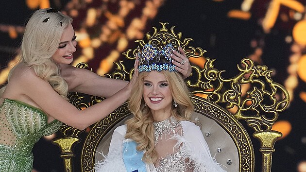 Miss World 2022 Karolina Bielawska a Miss World 2024 eka Krystyna Pyszkov (Bombaj, 9. bezna 2024)