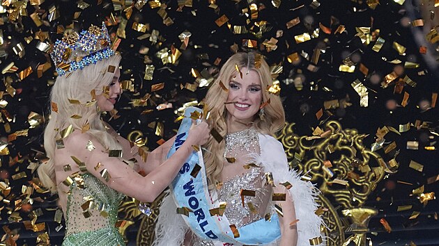 Miss World 2022 Karolina Bielawska a Miss World 2024 eka Krystyna Pyszkov (Bombaj, 9. bezna 2024)