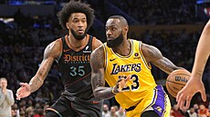 Na LeBrona Jamese (s mí�em) z Los Angeles Lakers dotírá Marvin Bagley III z...