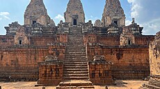 elní pohled na Angkor Vat, chrám, který je nejvtím a zárove...