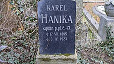 Hrob kapitána Karla Haniky na Ústedním hbitov v Brn. Umístn je ve...