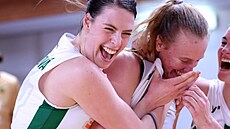Basketbalistky brnnských abin (zleva) Natálie Stoupalová a Elissa Cunaneová...