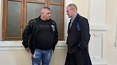 Roman Dunka (vlevo) elí u Krajskému soudu v Brn obvinní z pokusu o tké...