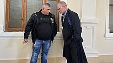 Roman Dunka (vlevo) �elí u Krajskému soudu v Brn� obvin�ní z pokusu o t�ké...