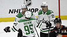 Hokejisté Dallas Stars Matt Duchene, Joe Pavelski a Roope Hintz (vpravo) slaví...