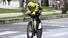 Jonas Vingegaard jede bhem závodu Tirreno-Adriatico ve futuristické helm pro...