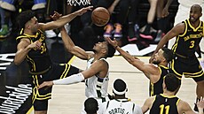 Trayce Jackson-Davis z Golden State Warriors blokuje Janise Adetokunba z...