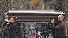 Pracovníci pohřební služby nesou rakev ruského opozičního předáka Alexeje...