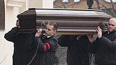 Pracovníci pohřební služby přinášejí rakev ruského opozičního předáka Alexeje...