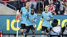 Fotbalisté Leverkusenu oslavují gól v Kolín. Vlevo eský útoník Patrik Schick.