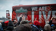 Fotbalisté Liverpoolu pijídjí na Letnou v klubovém autobusu.