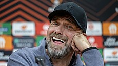 Skoro herecké pedstavení. Kou Liverpoolu Jürgen Klopp na tiskové konferenci...