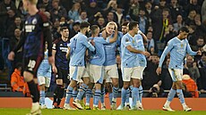 Fotbalisté Manchesteru City oslavují gól proti Kodani, který vstelil Erling...