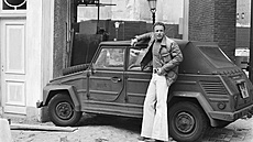 Americký herec James Caan ped vozidlem VW Typ 181 Kurierwagen