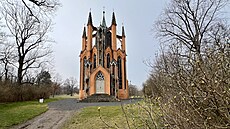 Novogotický templ v zámeckém parku v Krásném Dvo�e na Lounsku (b�ezen 2024)