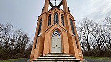 Novogotický templ v zámeckém parku v Krásném Dvo�e na Lounsku. (b�ezen 2024)