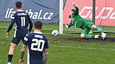 Branká� Dominik Holec z Karviné inkasuje gól v utkání proti Slovácku.