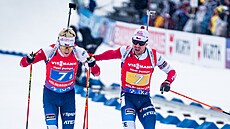 Michal Kr�má� (vpravo) b�hem smí�ené �tafety v Oslu p�edává Tomá�i Mikyskovi.