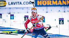 Tomá� Mikyska odjí�dí ze st�elnice b�hem smí�ené �tafety v Oslu.