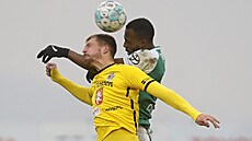 Jablonecký obránce Haiderson Hurtado (vpravo) hlavi�kuje v souboji s Danielem...