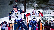 Michal Krmá (vpravo) na trati závodu s hromadným startem v Oslu v závsu za...