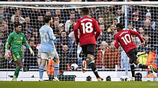 Útoník Marcus Rashford z Manchesteru United stílí gól v derby proti City.