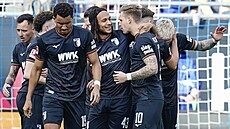 Fotbalisté Augsburgu se radují z jednoho z esti gól, které nasázeli...