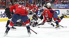 Branká� Karel Vejmelka z Arizony zasahuje p�ed Alexandrem Ove�kinem z...