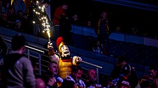 Spar�ák, maskot hokejové Sparty, startuje svou show pro diváky s prskavkou v...