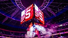 Multimediální kostka v pra�ské O2 aren� umí také chrlit dým a neodmysliteln�...