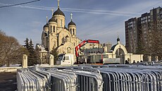 Ruští policisté postavili podle médií ohrazení na cestě ke kostelu, kde má být...