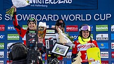 Ester Ledecká (uprosted) slaví triumf v paralelním slalomu na snowboardu ve...