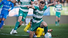 Erik Prekop z Bohemians se snaí uniknout z dosahu brankáe Mladé Boleslavi...