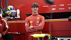 Rezervní jezdec Ferrari Oliver Bearman eká na svj premiérový závod ve formuli...