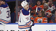 Ryan McLeod slaví gól Edmonton Oilers v zápase proti Buffalo Sabres