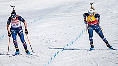 Ingrid Tandrevoldová (vpravo) a Julia Simonová dojí�dí do cíle sprintu v...