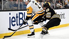 David Pastrák za Boston Bruins chce získat puk od Johna Ludviga z Pittsburgh...
