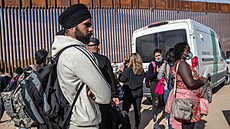 Migranti z Indie a Haiti �ekají na p�evoz do deten�ního centra v Arizon�....